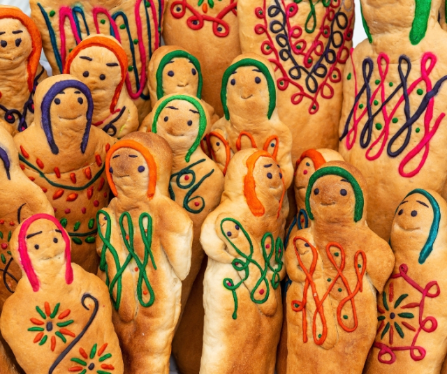 Why and how is the Day of the Dead celebrated in Ecuador? 